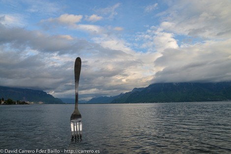 Tenedor gigante en lago Leman en Vevey (Suiza)