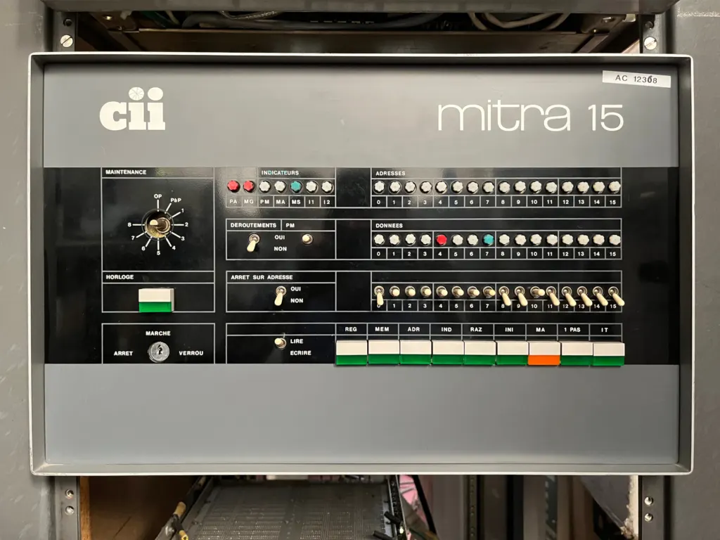 Panel frontal del miniordenador CII Mitra 15, fabricado por la Compagnie Internationale pour l'Informatique