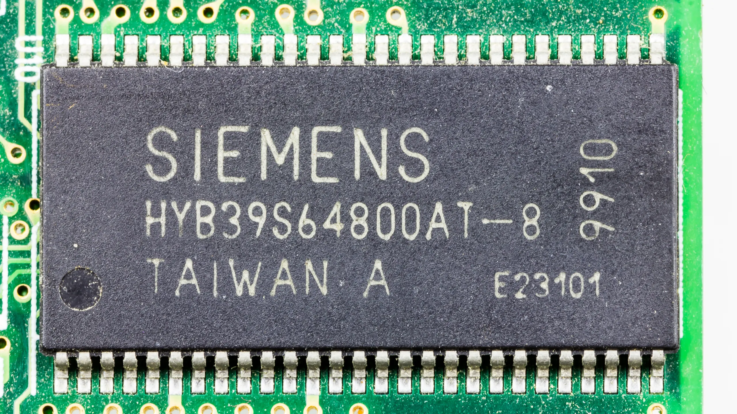 Chip de memoria Siemens HYB39S64800AT montado en un módulo de memoria