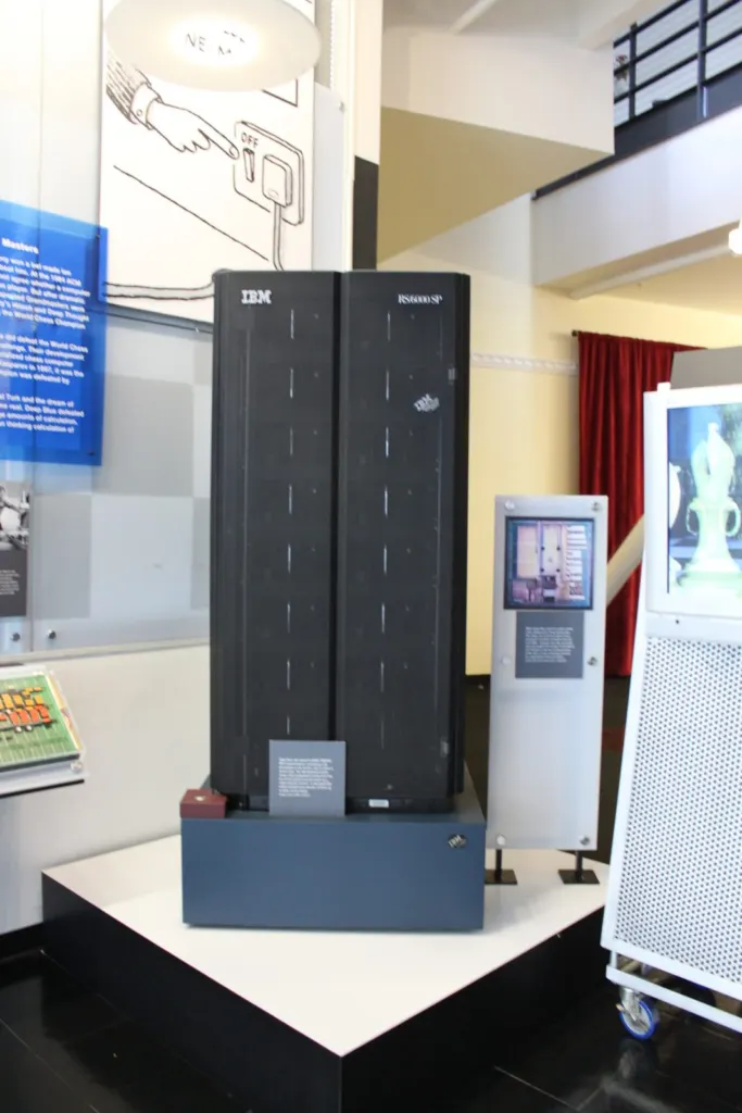 Uno de los armarios de Deep Blue, expuesto en el Computer History Museum. Foto: Anton Chiang, CC BY 2.0, vía Wikimedia Commons.