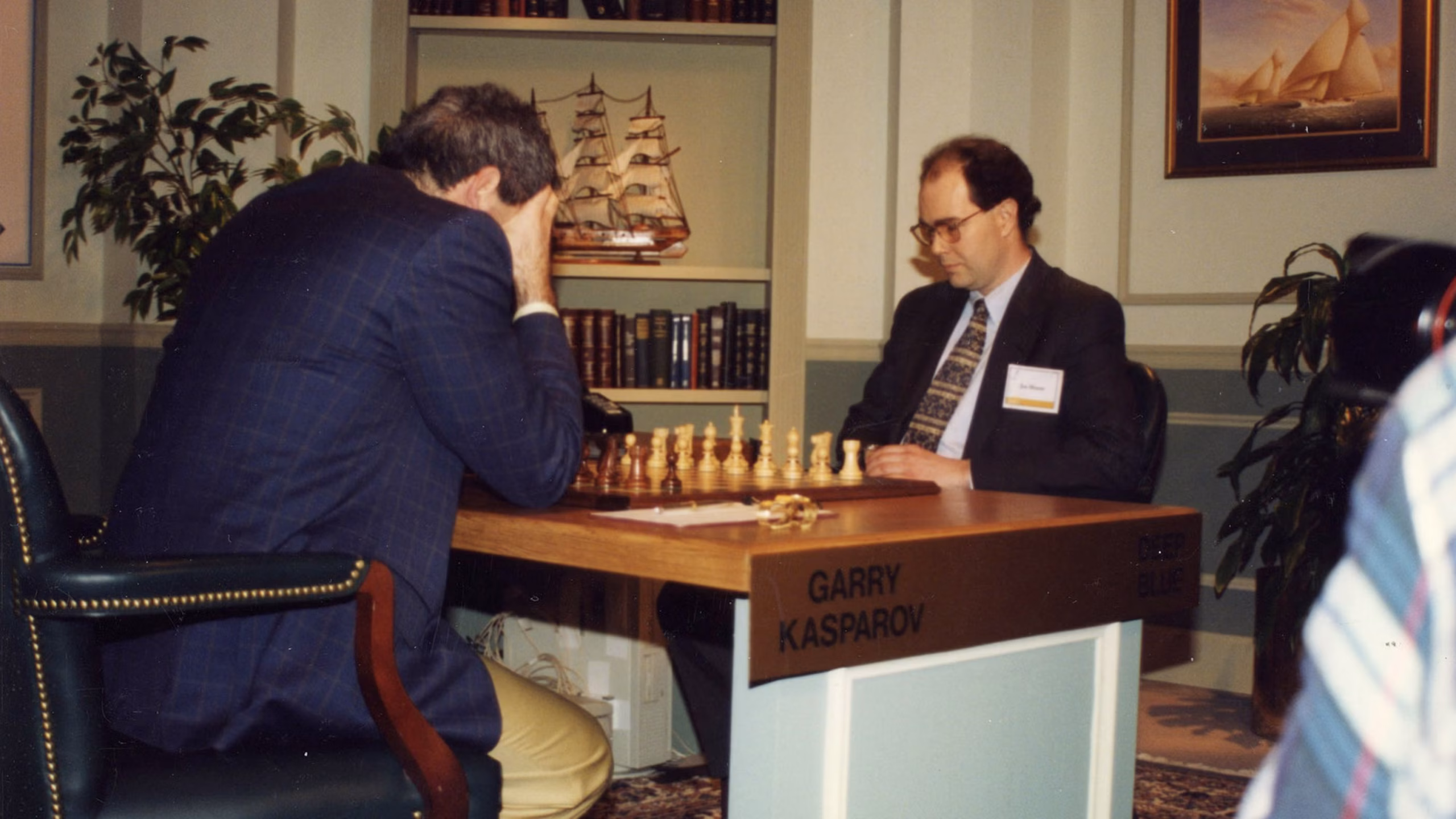 Garry Kasparov y Joe Hoane, del equipo de Deep Blue, durante la revancha de 1997 en la ciudad de Nueva York 